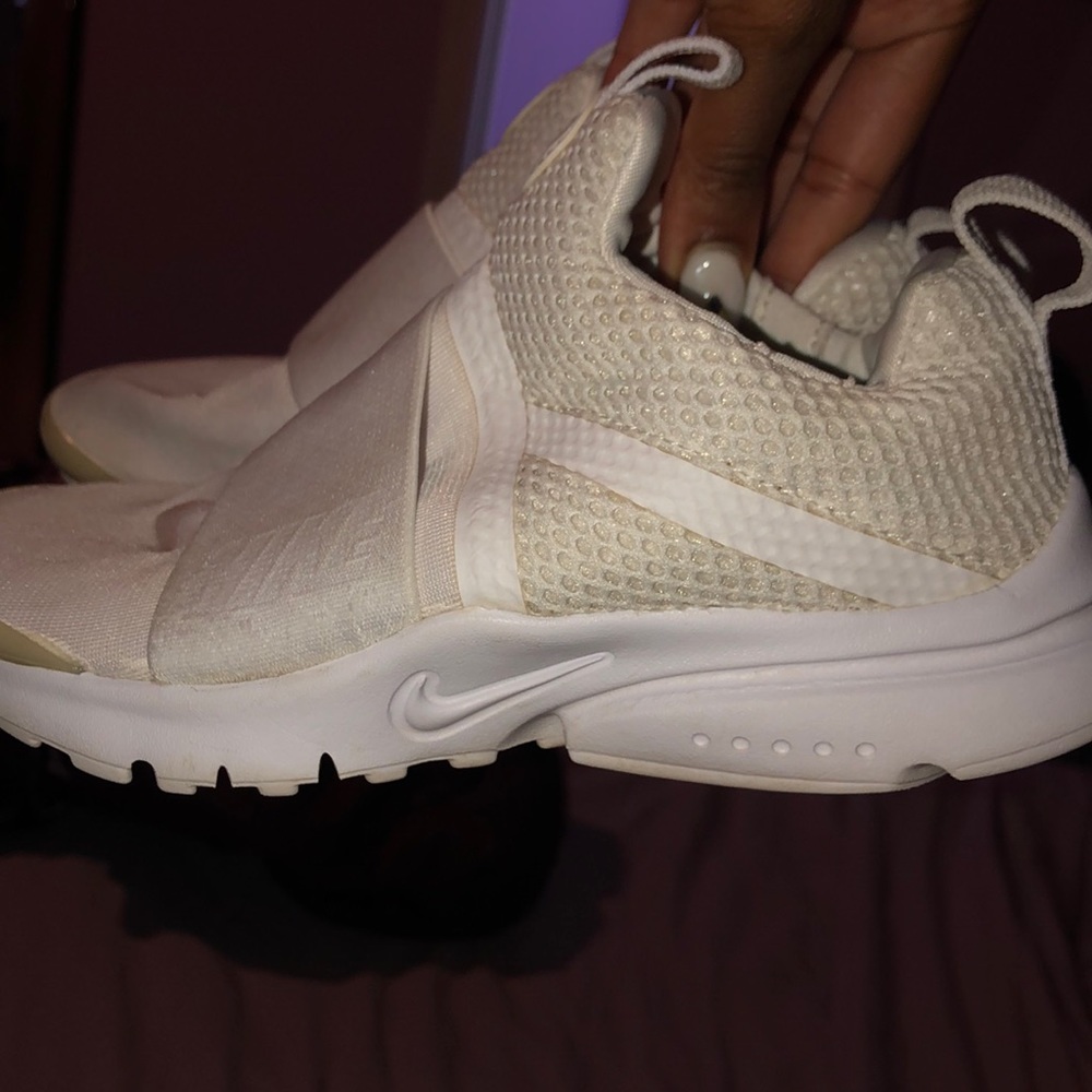 White nike shoes